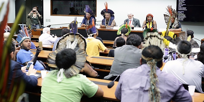 CÂMARA: Lideranças indígenas protestam na Câmara contra demora no processo de demarcação de terras