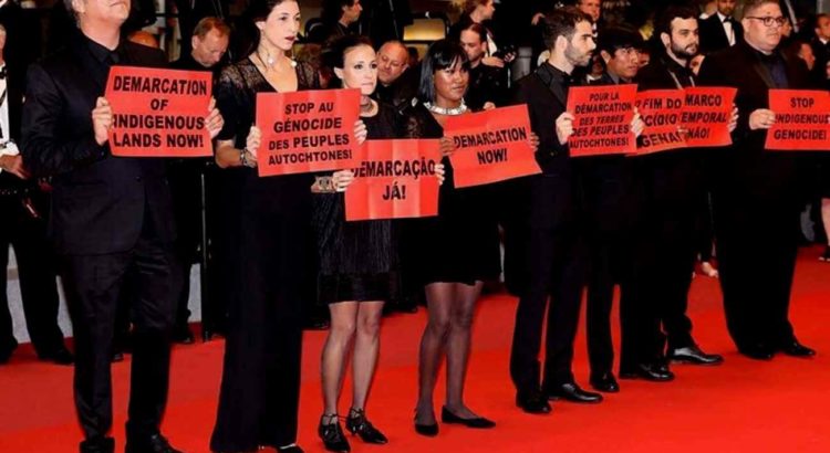 COMBATE RACISMO AMBIENTAL: No Festival de Cannes, equipe de filme luso-brasileiro protesta contra genocídio indígena