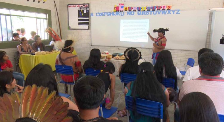 COMBATE RACISMO AMBIENTAL: Indígena defende dissertação de mestrado sobre povo Paiter Suruí dentro de aldeia em Cacoal, RO