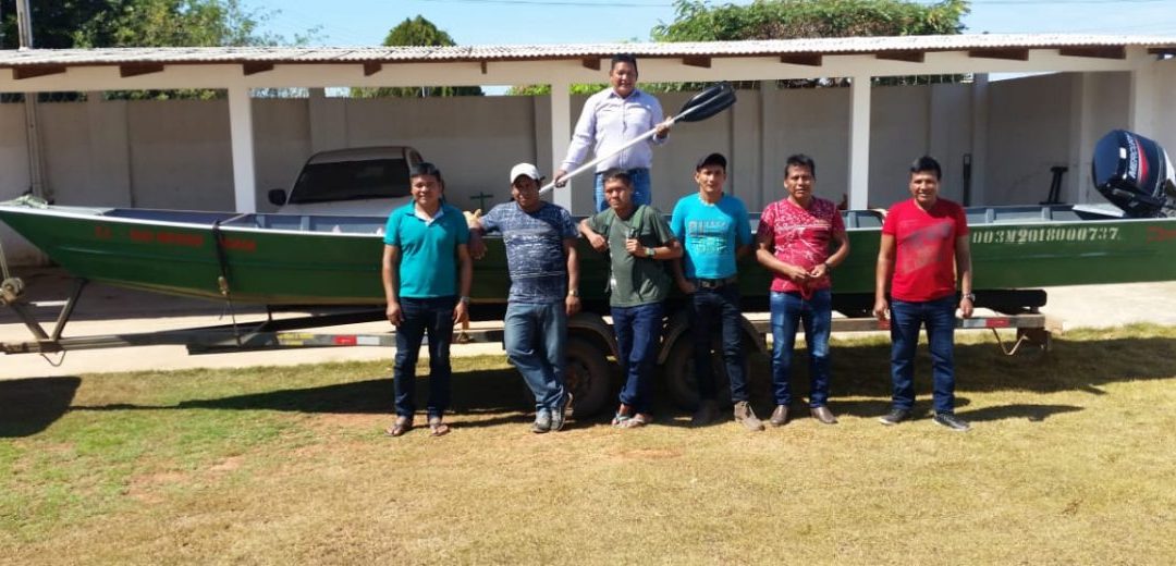 KANINDÉ: Kanindé entrega barco e motor para associação indígena Rio Negro Ocaia