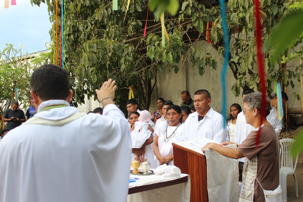 AMAZÔNIA: Indígenas venezuelanos se casam durante cerimônia coletiva, em Manaus