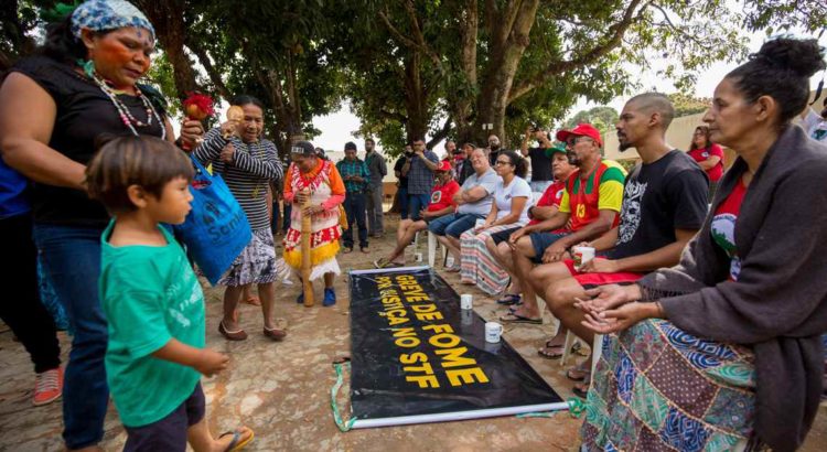 COMBATE RACISMO AMBIENTAL: Em visita, Guarani e Kaiowá manifestam solidariedade a militantes em greve de fome