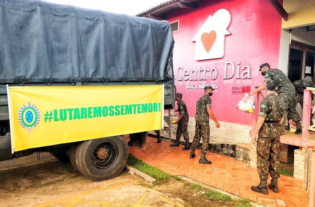 DEFESA: Militares das Forças Armadas distribuem cestas básicas no Acre e apreendem madeira no Pará