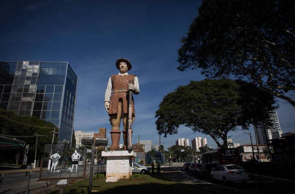 FOLHA DE S. PAULO: Remover monumentos e homenagens racistas sem destruir a memória