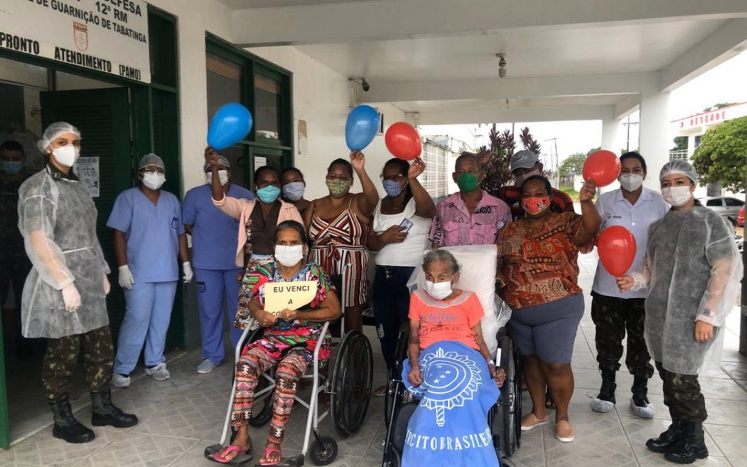 DEFESA: Profissionais de saúde do Hospital de Guarnição de Tabatinga, no Amazonas, comemoram curas de pacientes com Covid-19
