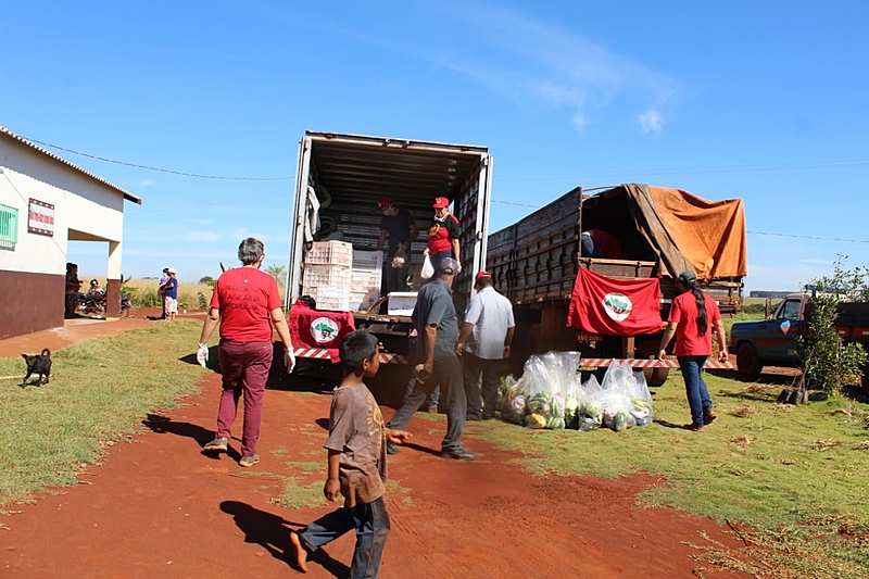 BRASIL DE FATO: MST doa 300 cestas básicas a indígenas Guarani Kaiowá de Dourados, Mato Grosso do Sul