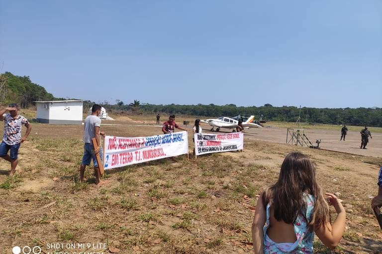 FOLHA DE SÃO PAULO: Garimpeiros ilegais fecham aeroporto durante visita de Salles a cidade do Pará