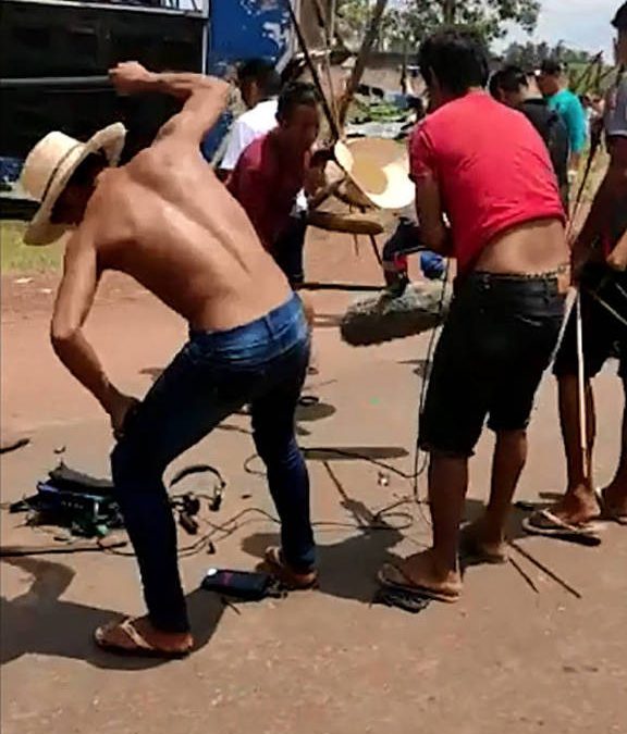 FOLHA DE S. PAULO: Indígenas pró-garimpo destroem equipamento de TV americana durante protesto no PA