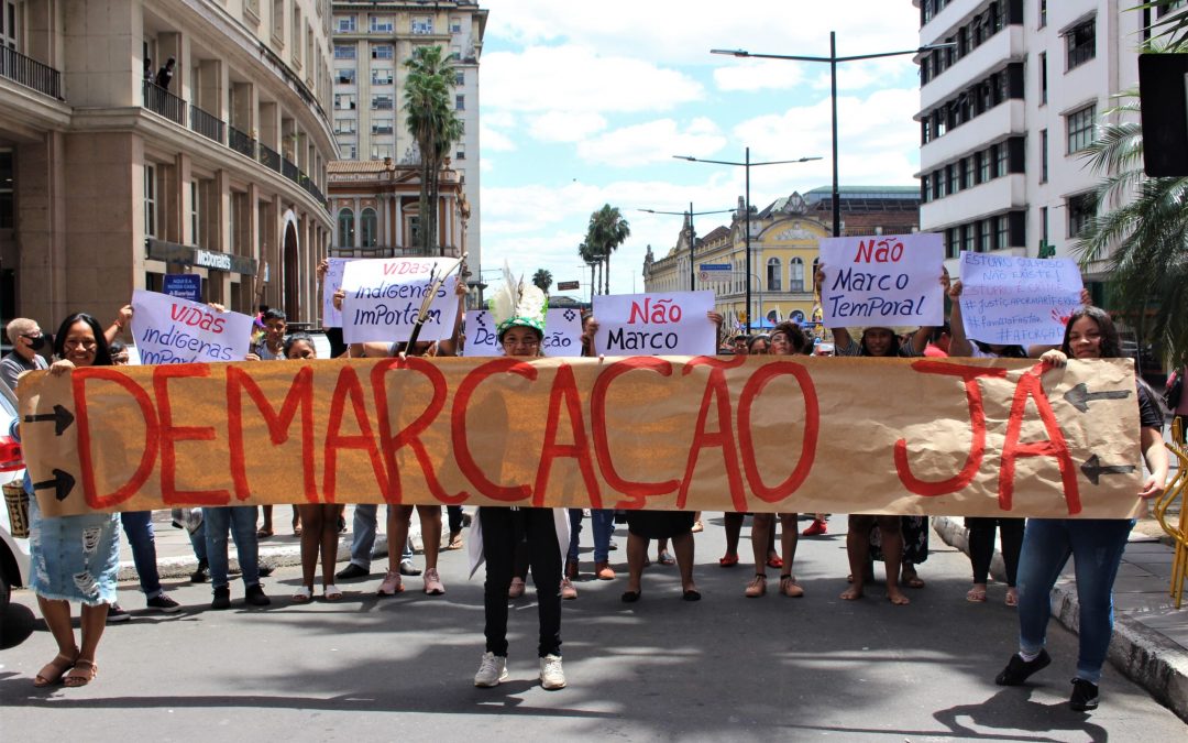 COMIN: Povo Kaingang realiza manifestação contra o marco temporal em Porto Alegre (RS)