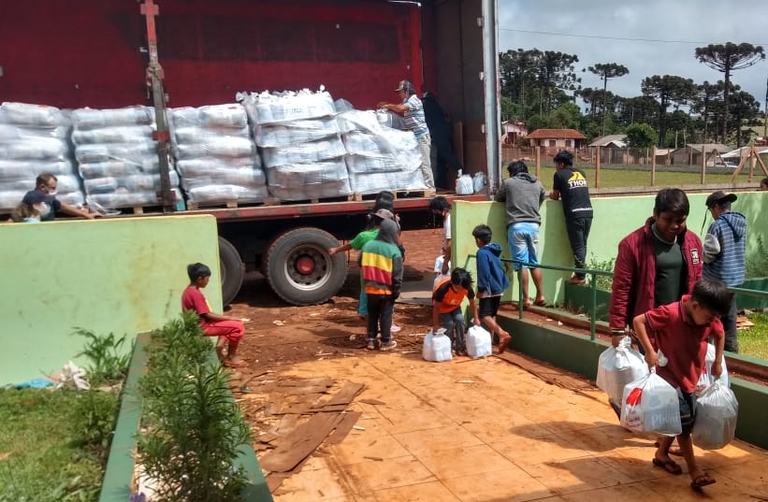 FUNAI: Funai distribui 5 mil cestas básicas e kits de higiene para comunidades indígenas do Paraná