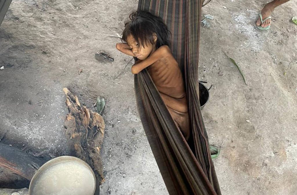 FOLHA DE SÃO PAULO: Foto de criança expõe crise na assistência à saúde dos yanomamis