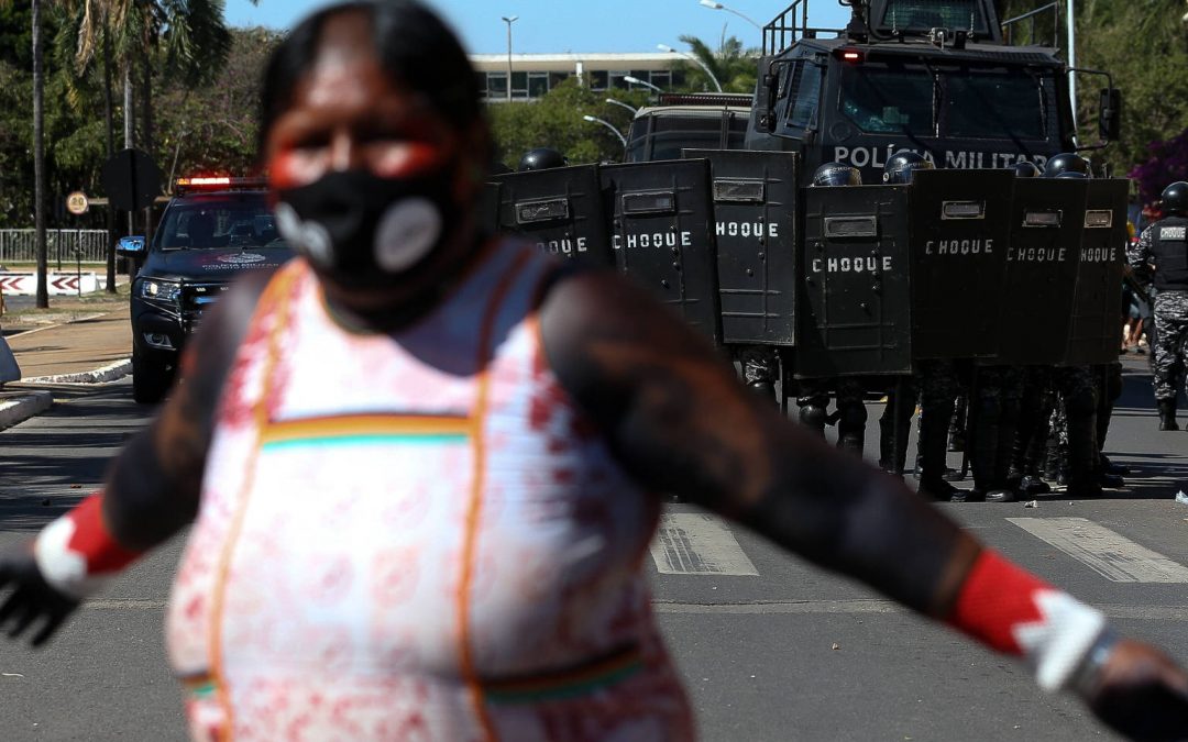 FOLHA DE S. PAULO: Polícia dispersa ato indígena com bombas de gás, e Câmara suspende discussão de demarcação de terras
