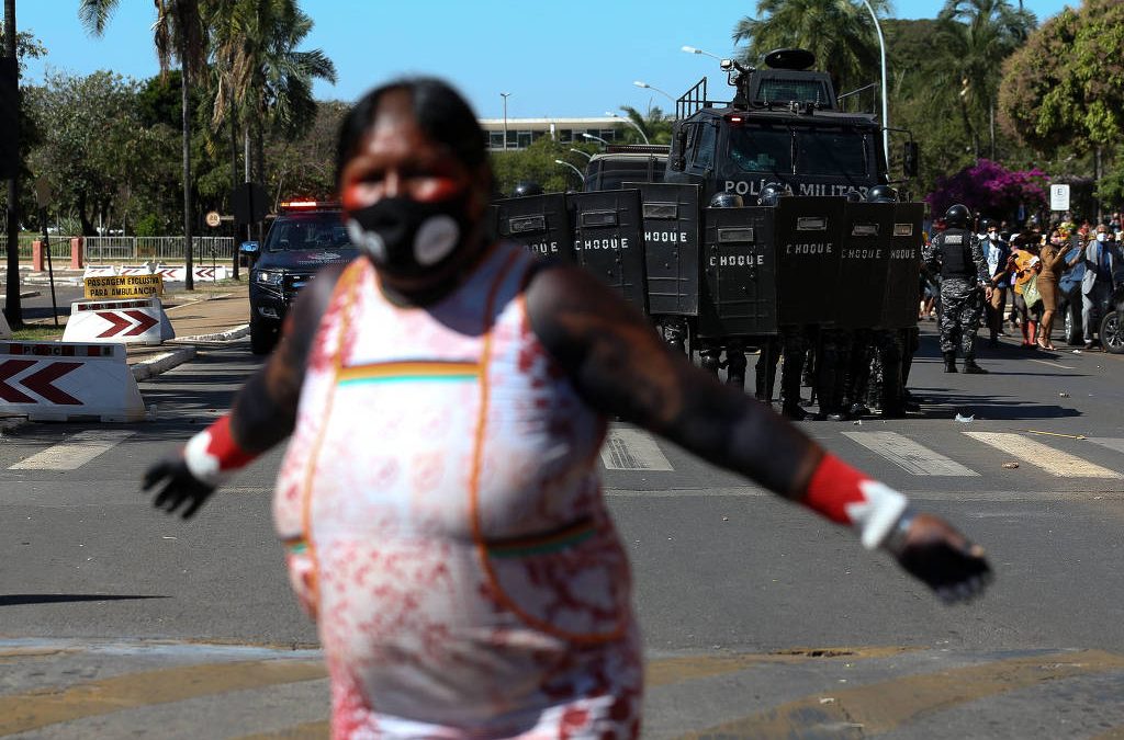 FOLHA DE S. PAULO: Sob protestos, comissão da Câmara dá aval a projeto que muda demarcação de terras indígenas