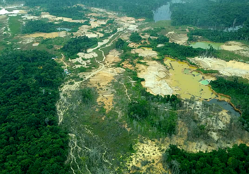 BRASIL DE FATO: Garimpeiros usam bombas de gás lacrimogênio para atacar indígenas Yanomami em RR