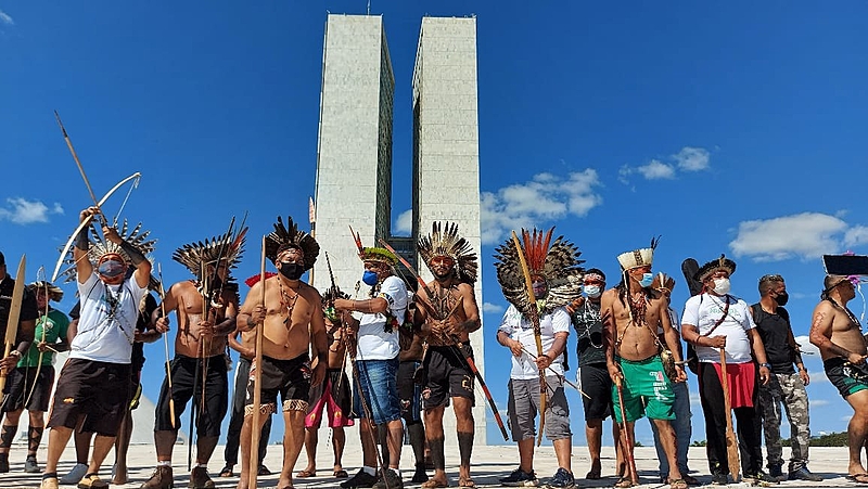 BRASIL DE FATO: Indígenas ocupam teto do Congresso Nacional contra PL que visa acabar com demarcações