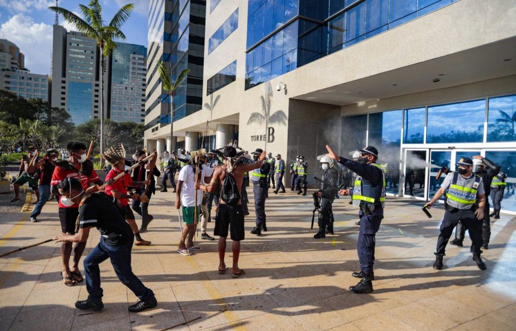 CIMI: Barrados pela polícia com bombas na entrada da Funai, indígenas pedem saída do presidente Marcelo Xavier