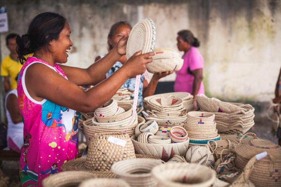 ONU BRASIL: ACNUR e parceiros lançam projeto de apoio a artesãs venezuelanas indígenas Warao