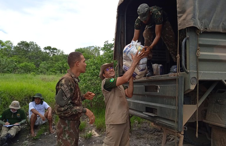 FUNAI: No Parque do Xingu, Funai e Exército distribuem 18,6 toneladas de alimentos a famílias indígenas