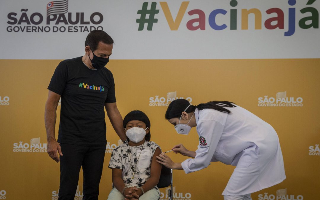 FOLHA DE SÃO PAULO: Tutora de 1º vacinado diz que indígena foi alvo de comentários negativos