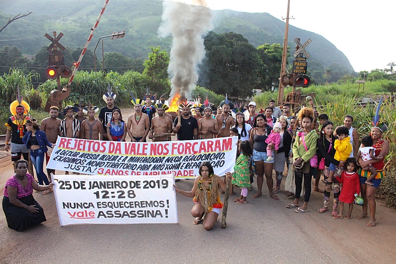 BRASIL DE FATO: MG: desalojados, indígenas Pataxó e Pataxó Hã-hã-hãe ocupam linha férrea contra Vale