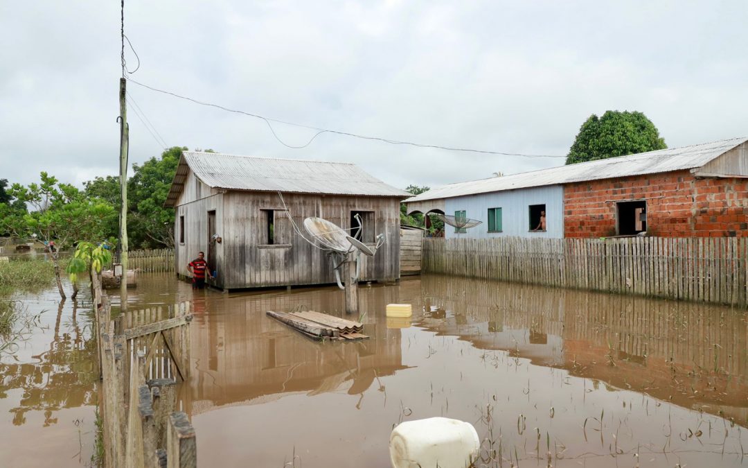 AMAZÔNIA REAL: Após descida do rio, indígenas recolhem produtos descartados por comerciantes