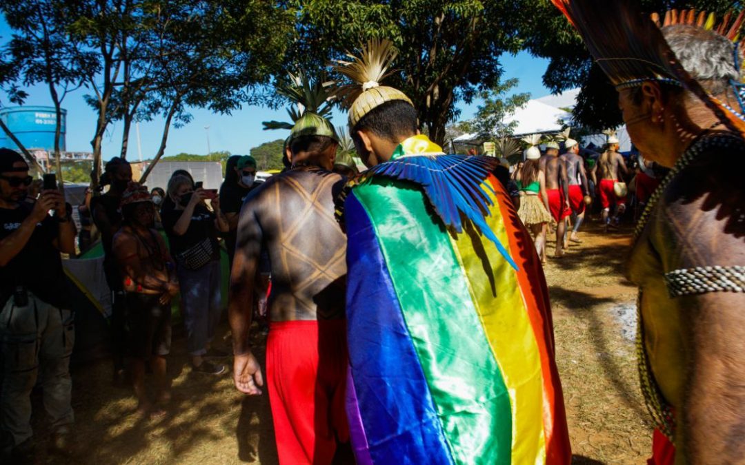 AMAZÔNIA REAL: “Eu quero passar com meu cocar”, defendem indígenas LGBTQIA+