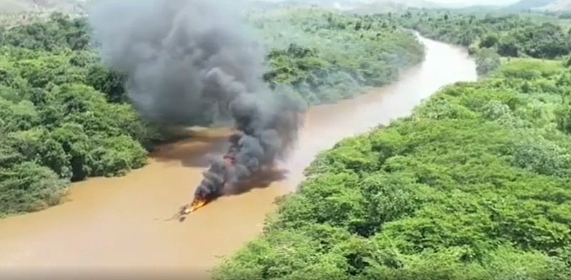 BRASIL DE FATO: Com fiscalização própria, indígenas queimam balsa de garimpo ilegal na TI Raposa Serra do Sol