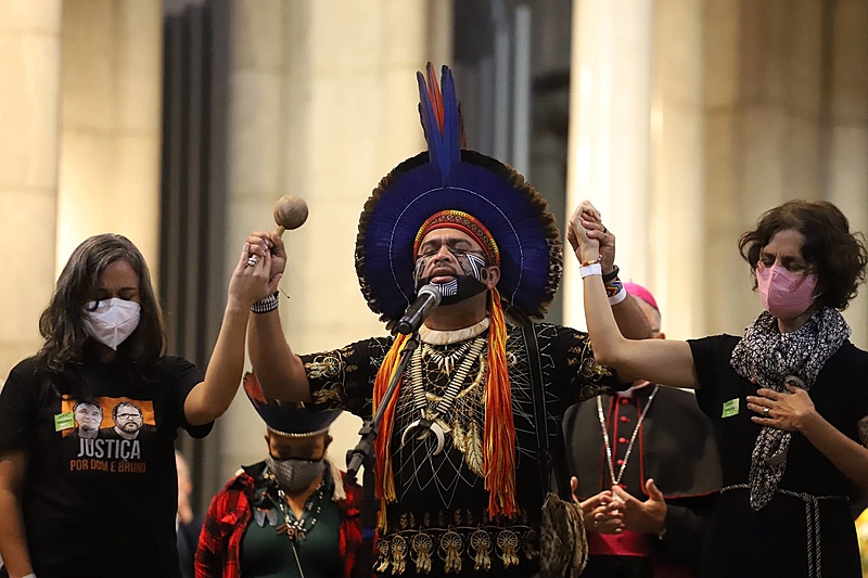 BRASIL DE FATO: Indígenas, religiosos e artistas fazem homenagem a Bruno e Dom em ato na Catedral da Sé, em SP