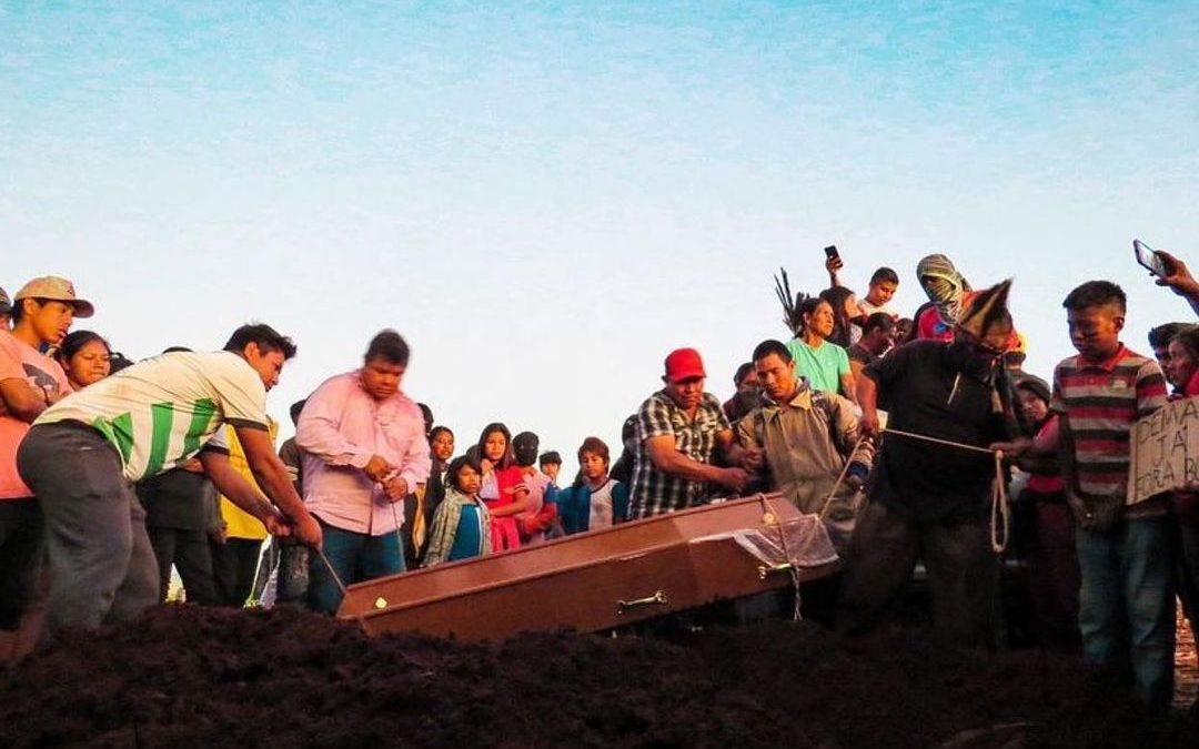 AMAZÔNIA REAL: Indígena Guarani Kaiowá assassinado por policiais é enterrado em área de retomada