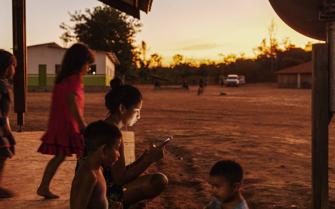 FOLHA DE SÃO PAULO: Sol ilumina as noites e muda a vida de 120 aldeias no Xingu