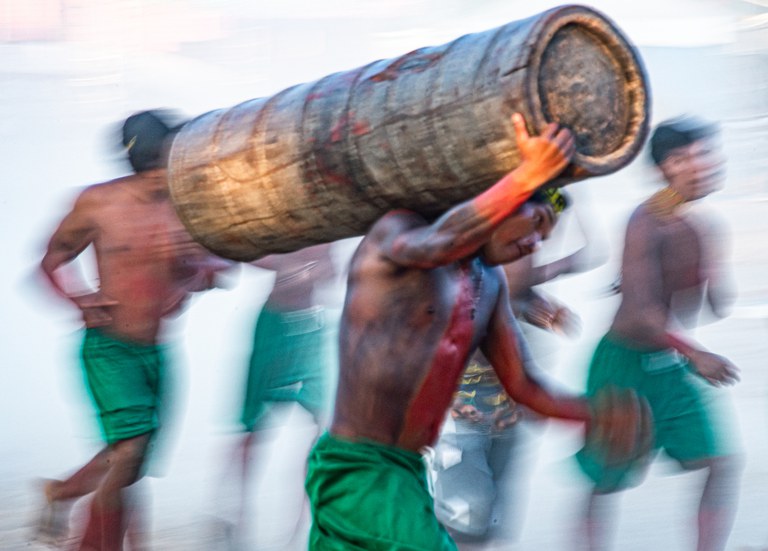 FUNAI: Cultura: Conheça a corrida tradicional indígena com tora