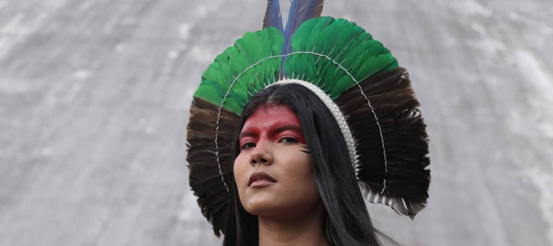 FOLHA DE SÃO PAULO: ‘Recebi mais ‘nãos’ que Gisele Bündchen’, diz modelo indígena Zaya
