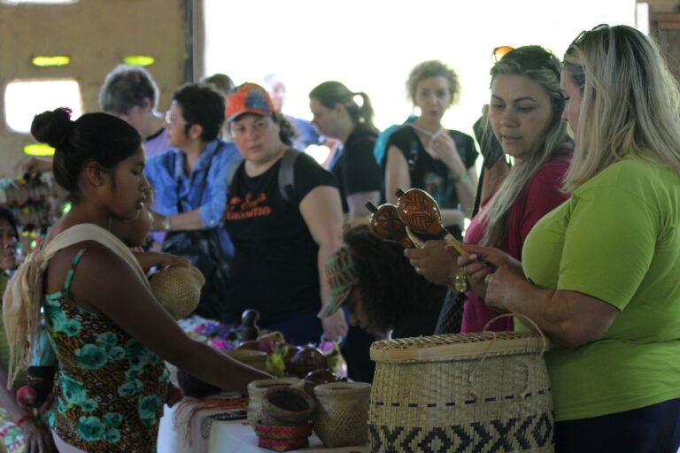 COMIN: Docentes de Estância Velha (RS) conhecem cultura do povo M’bya Guarani durante formação