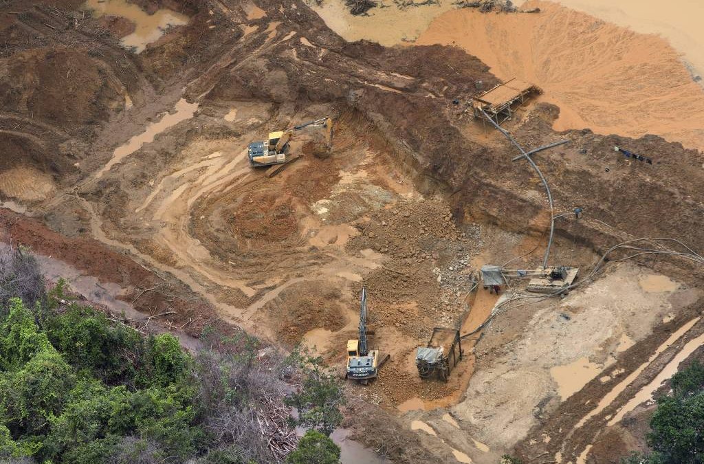 FOLHA DE SÃO PAULO: Terras indígenas mais impactadas por garimpo têm 176 escavadeiras em dois anos, aponta Greenpeace