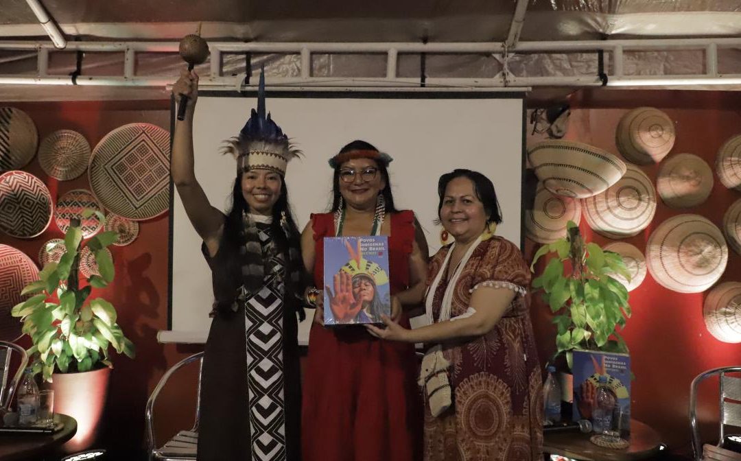 ISA: Livro ‘Povos Indígenas no Brasil’ é lançado em Manaus com histórias da luta de mulheres na Amazônia
