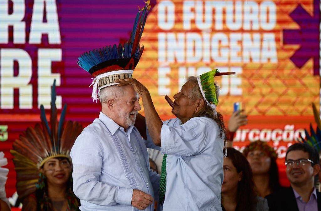 FOLHA DE S. PAULO: Lideranças indígenas celebram demarcação de terras por Lula e cobram retomada geral