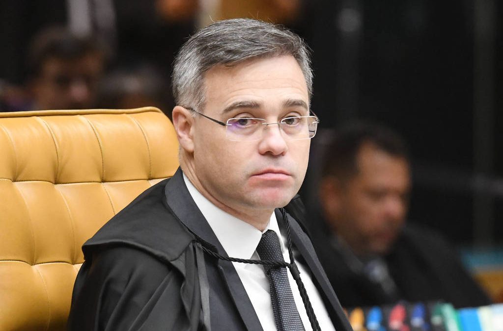 FOLHA DE S. PAULO: Moraes vota contra marco temporal, e André Mendonça pede vista e suspende ação no STF