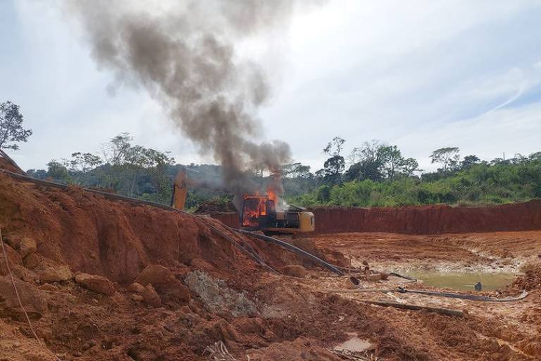 FOLHA DE SÃO PAULO: Polícia Federal destrói maquinário de garimpo na Terra Indígena Uru-Eu-Wau-Wau, em Rondônia