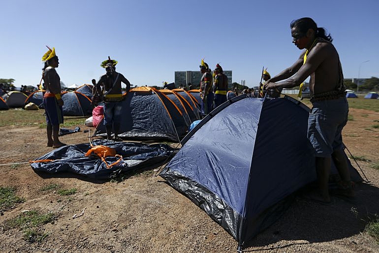 BRASIL DE FATO: Indígenas de todo o país chegam a Brasília para acampamento contra marco temporal