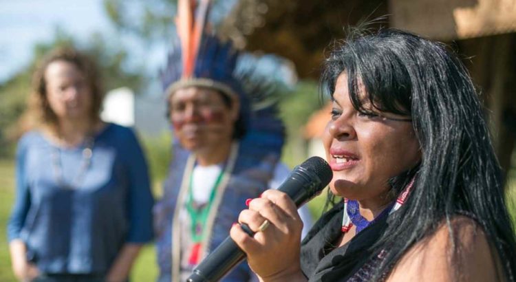COMBATE RACISMO AMBIENTAL: Em aldeia guarani, Sonia Guajajara mostra porque candidatura presidencial de uma indígena importa