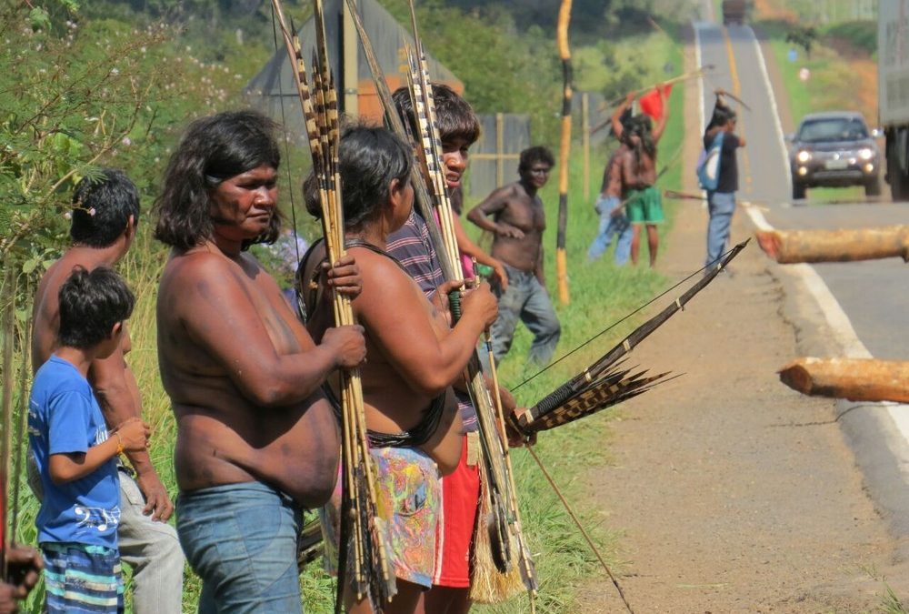 AMAZÔNIA.ORG:  Com arcos e flechas, índios bloqueiam rodovia e cobram pedágio