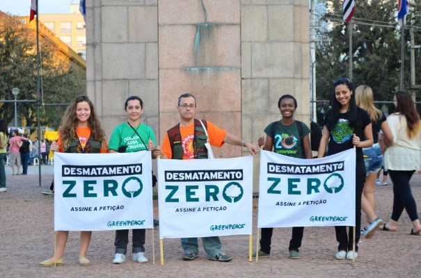 GREENPEACE: Voluntário leva campanha do Desmatamento Zero a milhares de pessoas em Porto Alegre