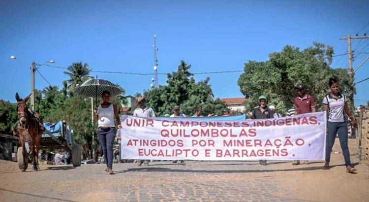 COMBATE RACISMO AMBIENTAL: MG: Protesto unificado de camponeses, indígenas e quilombolas exige a regularização de terras e territórios