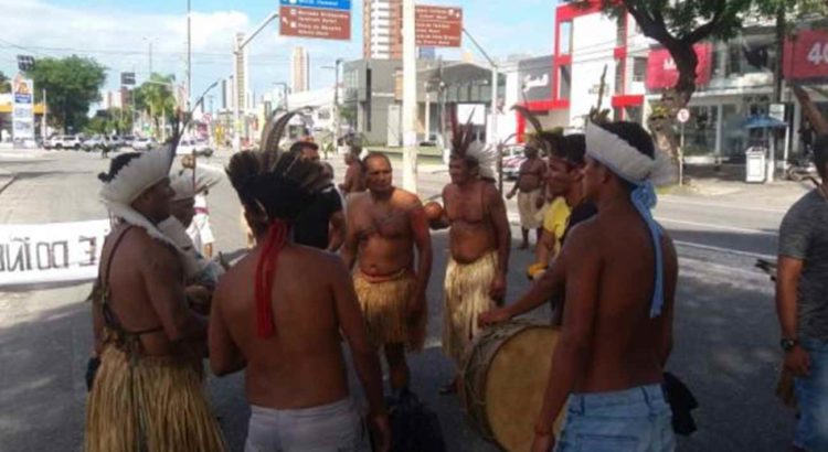 COMBATE RACISMO AMBIENTAL: Em protesto, Índios Potiguaras bloqueiam avenidas Epitácio Pessoa e Ruy Carneiro em João Pessoa
