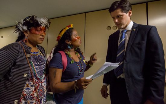 CIMI – Conselho Indigenista Missionário: Indígenas pintam mãos do presidente da CCJC de urucum: “se PL 490 for aprovado, derramará sangue”