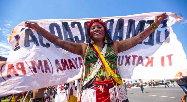 COMBATE RACISMO AMBIENTAL: Vídeo: Estudantes indígenas marcham até AGU pela revogação do Parecer AntiDemarcação