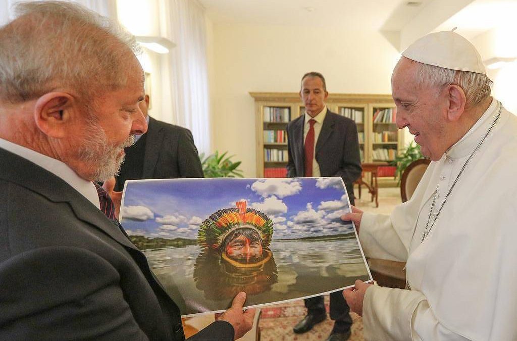 FOLHA DE SÃO PAULO: Lula entrega foto de índio da Amazônia para o papa
