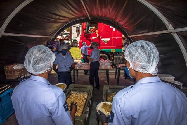 DEFESA: Além de arrecadar alimentos, Forças Armadas distribuem refeições à população