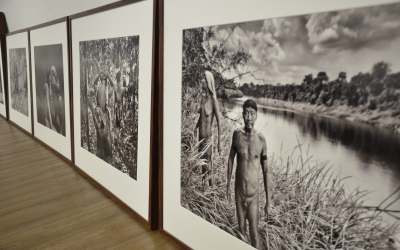 FUNAI: Funai propõe leilão de obras de Sebastião Salgado para beneficiar comunidades indígenas