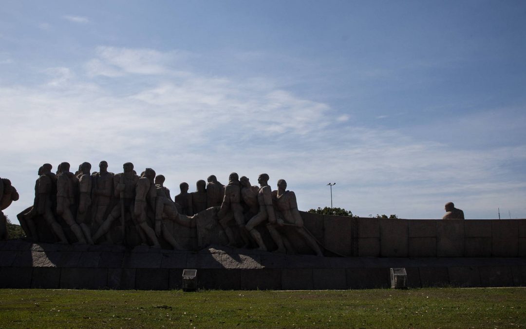 FOLHA DE SÃO PAULO: Pedido de retirada de estátuas em SP traz debate sobre ‘apagão’ histórico